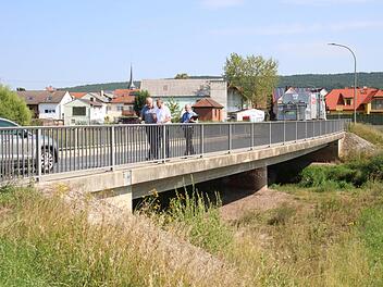 Parallel zu dieser Brücke zwischen Frensdorf und Reundorf (im Hintergrund) entsteht eine eigene Brücke für Radler und Fußgänger.  Fotos: Sebastian Schanz