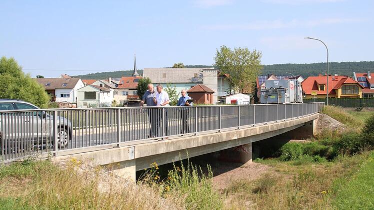 Parallel zu dieser Brücke zwischen Frensdorf und Reundorf (im Hintergrund) entsteht eine eigene Brücke für Radler und Fußgänger.  Fotos: Sebastian Schanz