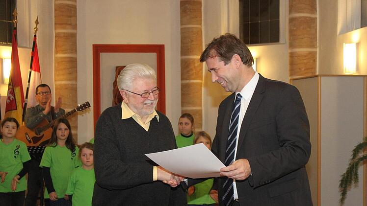 Tobias Vogel erhält seine Urkunde. Foto: Carmen Schwind