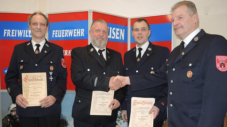 Vorsitzender Jochen Nürnberger (rechts)  zeichnete mit der Ehrennadel der Feuerwehr Hausen aus: (von links) RalfSchemmel, Norbert Feineis und Martin Müller. Foto: Bernd Czelustek