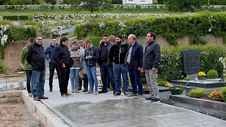 Im Friedhof in Ebelsbach besichtigte der Gemeinderat die neuen Beläge auf den Wegen. Günther Geiling