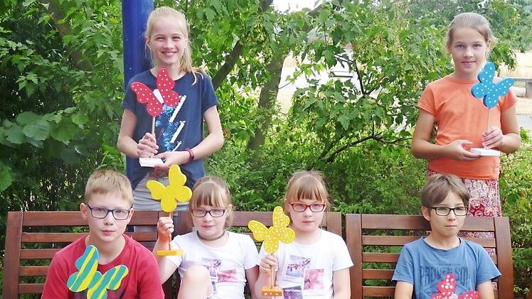 Stolz präsentierten die Kinder und Jugendlichen am Ende des Workshops ihre bemalten Holz-Schmetterlinge.