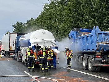 Unfall mit Gefahrguttransporter: Stickstoff tritt aus