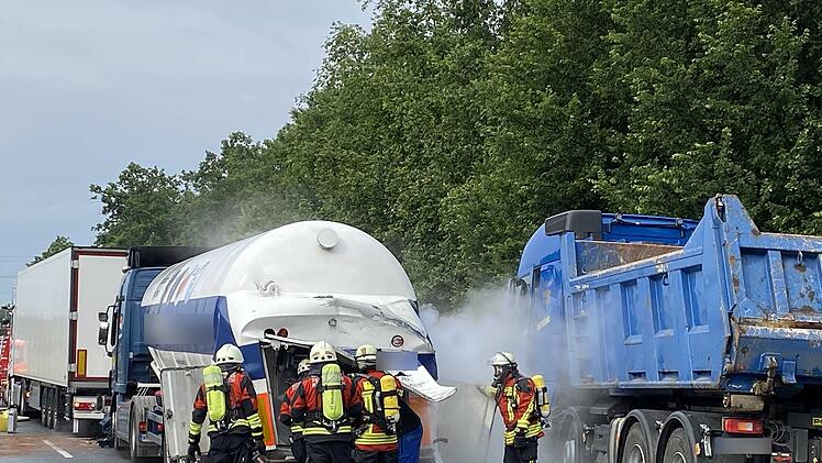 Unfall mit Gefahrguttransporter: Stickstoff tritt aus