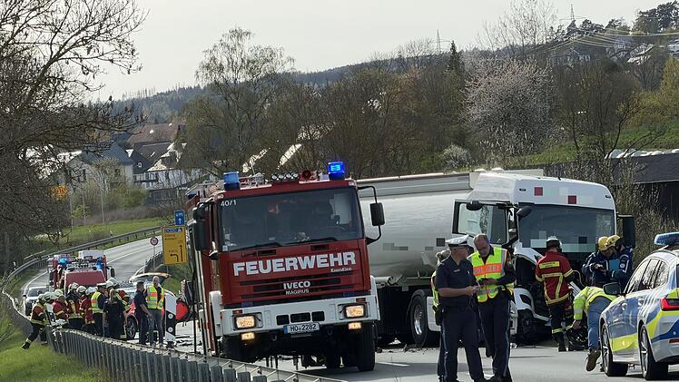Fahrer stirbt sofort nach Aufprall: Schwerer Frontalzusammensto&szlig; auf Bundesstra&szlig;e