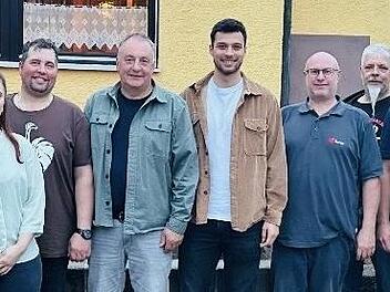 Neuwahlen bei der Rentweinsdorfer Unabh&auml;ngigen Liste (RUL). Dank galt Willi Andres (vorne rechts), der sich seit &uuml;ber 60 Jahren ehrenamtlich kirchlich und politisch f&uuml;r Rentweinsdorf und seine Ortsteile engagiert.