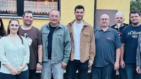 Neuwahlen bei der Rentweinsdorfer Unabh&auml;ngigen Liste (RUL). Dank galt Willi Andres (vorne rechts), der sich seit &uuml;ber 60 Jahren ehrenamtlich kirchlich und politisch f&uuml;r Rentweinsdorf und seine Ortsteile engagiert.
