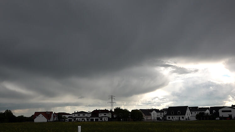 Unwetterwarnung f&uuml;r Teile Frankens: Schwere Gewitter und Orkanb&ouml;en erwartet