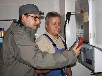 Der Poppenrother Unternehmer Andreas Kröckel (links) nutzt das Wirtschaftsportal als gute und kostenlose Werbe-Plattform. Hier prüft er mit seinem Mitarbeiter Michael Schuldheis eine Gas-Therme. Fotos: Ralf Ruppert
