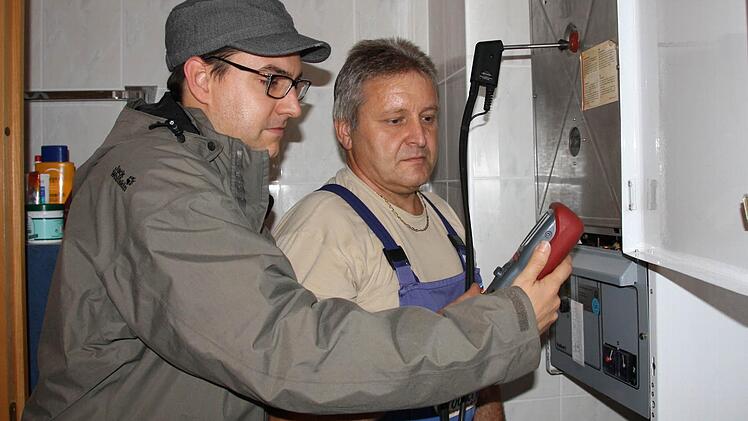 Der Poppenrother Unternehmer Andreas Kröckel (links) nutzt das Wirtschaftsportal als gute und kostenlose Werbe-Plattform. Hier prüft er mit seinem Mitarbeiter Michael Schuldheis eine Gas-Therme. Fotos: Ralf Ruppert