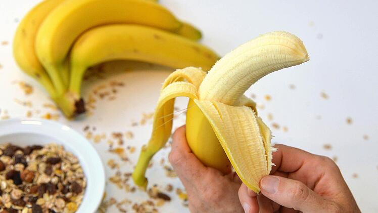 Bananen passen nicht nur in den Nachtisch, sondern auch in thailändische Gerichte. (Foto: Andrea Warnecke / dpa)