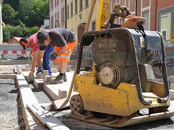 In dieser Woche wird in der Unterhainstraße der Gehweg auf dem Teilstück Judengasse bis Untere Badersgasse gepflastert. Foto: Ulrike Müller