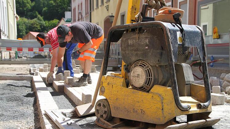 In dieser Woche wird in der Unterhainstraße der Gehweg auf dem Teilstück Judengasse bis Untere Badersgasse gepflastert. Foto: Ulrike Müller