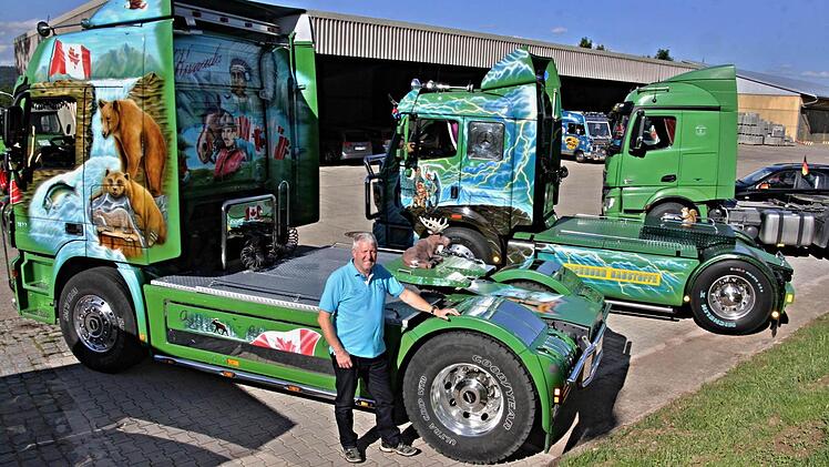 Kanada-Fan Bernd Eichhorn aus Birstein in Hessen sichtlich stolz mit seinem gestylten Mercedestrucks. Auf dem im Vordergrund weist er sich als Freund des nordamerikanischen Staates aus.