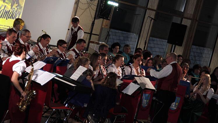 Beeindruckend war das Gesamtbild beim Frühlingskonzert mit der Premiere in der neuen Rennsteighalle in Steinbach am Wald am Samstagabend. Foto: Simone Büttner