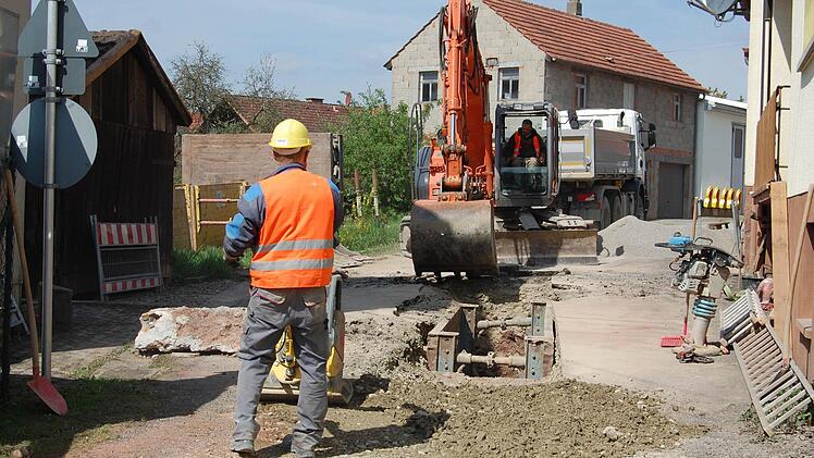 Kanalbau unterer Graben in Oberthulba. Er gehört bereits zu der Sanierung der Unteren und Oberen Ecke.  Foto: Günther Straub