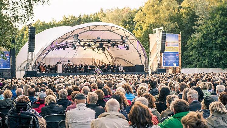 Rund 2700 Zuschauer verfolgten wieder das Konzert "Klassik am See" am Dechsendorfer Weiher. Fotos: Kilian Reil
