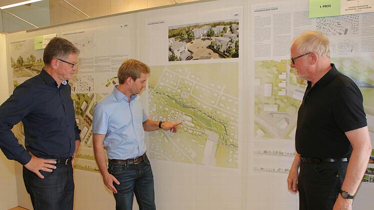 Bürgermeister Wolfgang Möhrlein lässt sich von Landschaftsarchitekt Roberto Kaiser (rechts) den Entwurf näher erklären. Foto: RiegerPress