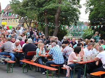 Die Stimmung an den Lonnerstadter Kellern lockt immer wieder Hunderte von Besuchern - auch im Jubiläumsjahr am Samstagabend. Foto: Evi Seeger