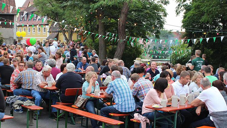 Die Stimmung an den Lonnerstadter Kellern lockt immer wieder Hunderte von Besuchern - auch im Jubiläumsjahr am Samstagabend. Foto: Evi Seeger