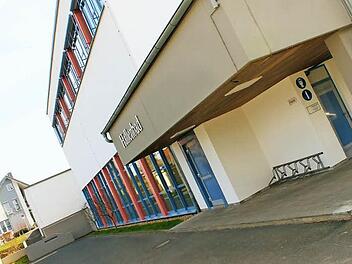 Zumindest optisch gut gepflegt und in Schuss - das Bischberger Hallenbad  Foto: Sandra Trittmacher