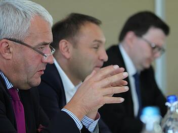 Theoretisch könne das Angebot schon im kommenden Schuljahr starten, erklärte Kultusminister Ludwig Speanle (links) in Neukenroth. Der CSU-Landtagsabgeordnete Jürgen Baumgärtner (Mitte) möchte jedoch nichts überstürzen. Foto: Marian Hamacher