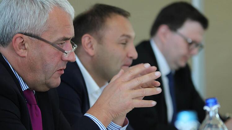 Theoretisch könne das Angebot schon im kommenden Schuljahr starten, erklärte Kultusminister Ludwig Speanle (links) in Neukenroth. Der CSU-Landtagsabgeordnete Jürgen Baumgärtner (Mitte) möchte jedoch nichts überstürzen. Foto: Marian Hamacher