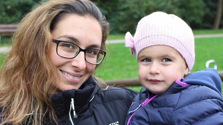 Derya Stein mit Elisa (2) und Ludwig (4) aus Oberleichtersbach: "Ich mache alle Vorsorgeuntersuchungen bei Frau Dr. Wirth im Staatsbad. " Foto: Julia Raab