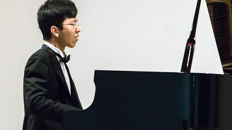 Jüngster des Quartetts war der 18-jährige chinesische Pianist Ziyn Liu, der das Coburger Publikum mit Chopin und Liszt zu Beifallsstürmen hinriss.Foto: Jochen Berger