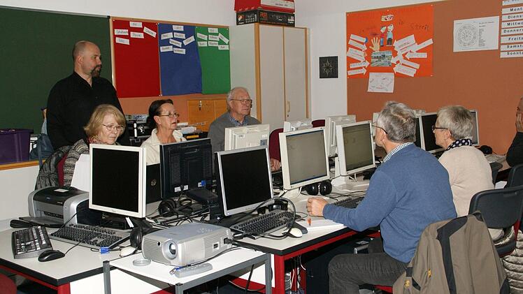 Den Weg in die digitale Welt wies Dr. Roland Baumann seinen Teilnehmern beim Computerkurs für Ältere, organisiert von "Bürger helfen Bürgern" in Oberaurach.