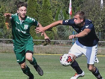 Mit vollen Backen knöpft sich der Westheimer Arkadiusz Grek Großbardorfs Daniel Beker vor.Hopf