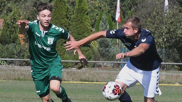 Mit vollen Backen knöpft sich der Westheimer Arkadiusz Grek Großbardorfs Daniel Beker vor.Hopf