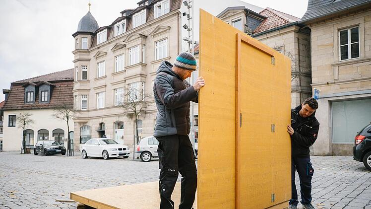 Mit vereinten Kräften: Neun Helfer vom Verein Kronacherleben bauten am Samstag schon einmal die Holzhütten auf, in die an den vier Adventswochenenden die Händler einziehen werden. Am Montag wurden dann die Stromleitungen verlegt. Foto: Marian Hamacher