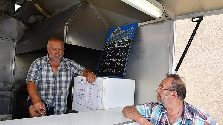 Hilmar Weberpals ist Stammkunde  am Grillwagen von Georg Püls. Foto: Ronald Rinklef
