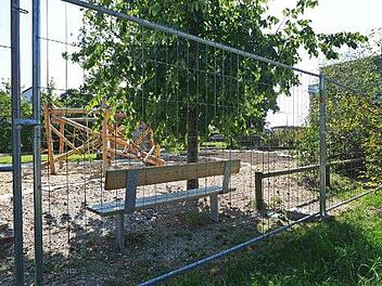 Das Gerüst ist stabil, bestätigten Silke Stadter, Renate Schroff, Bernd Gruber von Landschaftsbau Meyer, Albert Geinzer und Planer Bernd Kounovsky (Foto oben). Noch ist der Pausenhof mit einem Bauzaun abgeriegelt (unten l.). Der Pausenhof wurde einnehmend gestaltet. Fotos: sae