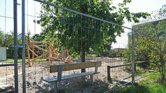 Das Gerüst ist stabil, bestätigten Silke Stadter, Renate Schroff, Bernd Gruber von Landschaftsbau Meyer, Albert Geinzer und Planer Bernd Kounovsky (Foto oben). Noch ist der Pausenhof mit einem Bauzaun abgeriegelt (unten l.). Der Pausenhof wurde einnehmend gestaltet. Fotos: sae