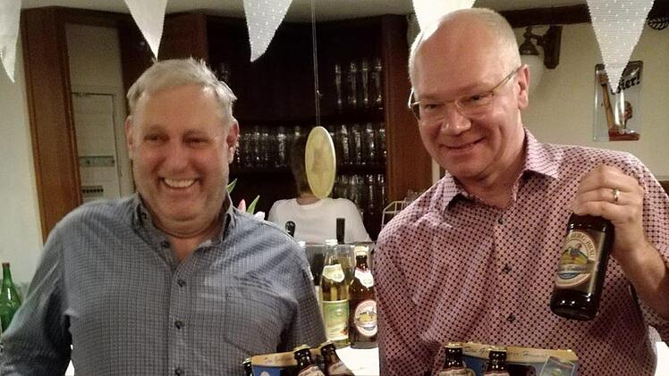 Martin Rassau (rechts) und Bernhard Ottinger kehrten nicht mit leeren Händen aus Loffeld heim. Foto: pr