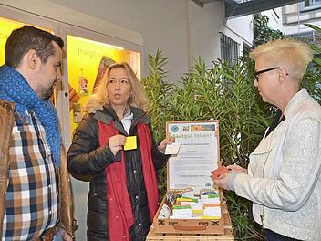 Astrid Holzammer spricht mit Interessenten. "Saatgut teilen" lautet ein neues Angebot der Parents for Future.  Foto: Bernhard Panzer