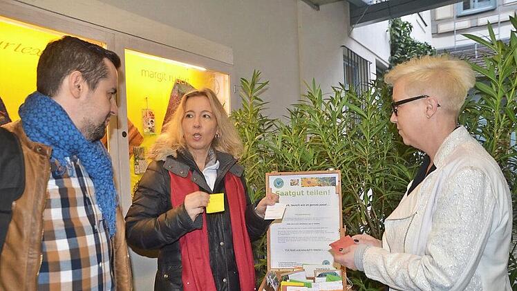Astrid Holzammer spricht mit Interessenten. "Saatgut teilen" lautet ein neues Angebot der Parents for Future.  Foto: Bernhard Panzer