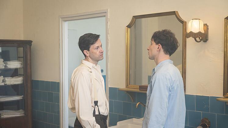 Der Auschwitz-&Uuml;berlebende Ernst Michel (Jonathan Berlin, rechts) und der Emigrant Willy Brandt (Franz Dinda) treffen als Korrespondenten im Waschraum ihres N&uuml;rnberger Domizils, des Faberschlosses, aufeinander.