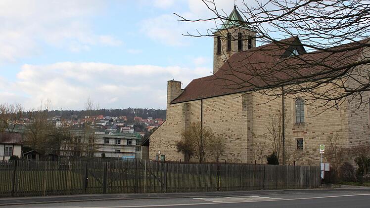 Links neben der Kirche ist eine Allgemeinarztpraxis geplant. Foto: Mayer