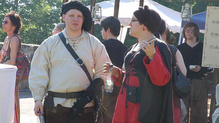 Tolle Kostüme, zünftige Klänge, alte Handwerkskunst und wirbelnde Tänze erlebte die sonst so beschaulich daliegende Ruine der Lauterburg am Wochenende beim Mittelalter-Spektakel. Foto: Rainer Lutz