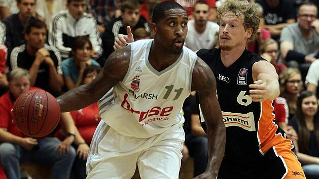 Brad Wanamaker (mit Ball) zeigte gegen Per G&uuml;nther seine Klasse und Athletik. Foto: sportpress