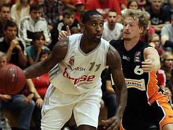 Brad Wanamaker (mit Ball) zeigte gegen Per G&uuml;nther seine Klasse und Athletik. Foto: sportpress