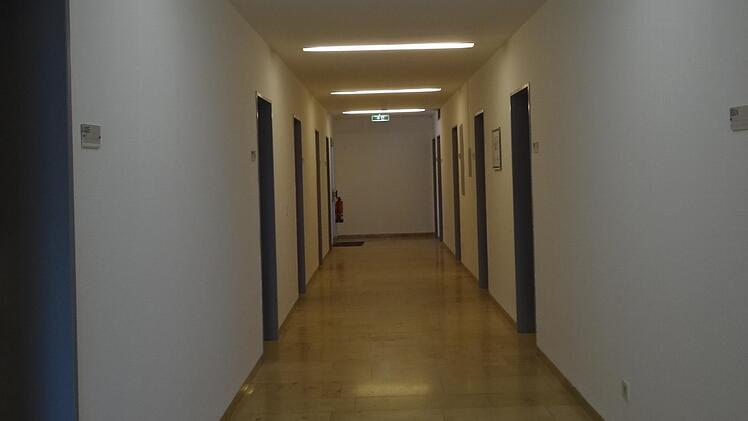 Bis zu 18 Menschen leben auf einem Flur zusammen. Sie teilen sich Küche und sanitäre Anlagen. Privatsphäre gibt es da wirklich nur auf den eigenen sieben Quadratmetern. Foto: Johanna Eckert