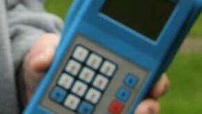 Mit einem solchen Lesegerät kann Josef Birkel automatisch Zeiten und Daten auslesen.