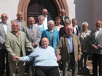 Die Schüler-Jahrgänge 1923 bis 1942, die dereinst in der alten Volksschule in Untergeiersnest die Schulbank drückten, trafen sich in Oberleichtersbach wieder. Foto: Beatrix Lieb