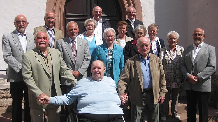 Die Schüler-Jahrgänge 1923 bis 1942, die dereinst in der alten Volksschule in Untergeiersnest die Schulbank drückten, trafen sich in Oberleichtersbach wieder. Foto: Beatrix Lieb