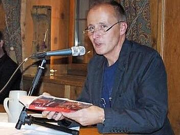 Jan Beinßen las einige Kostproben aus seinem Buch vor. Foto: P. Lindner