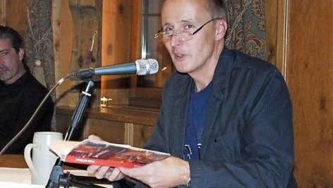 Jan Beinßen las einige Kostproben aus seinem Buch vor. Foto: P. Lindner